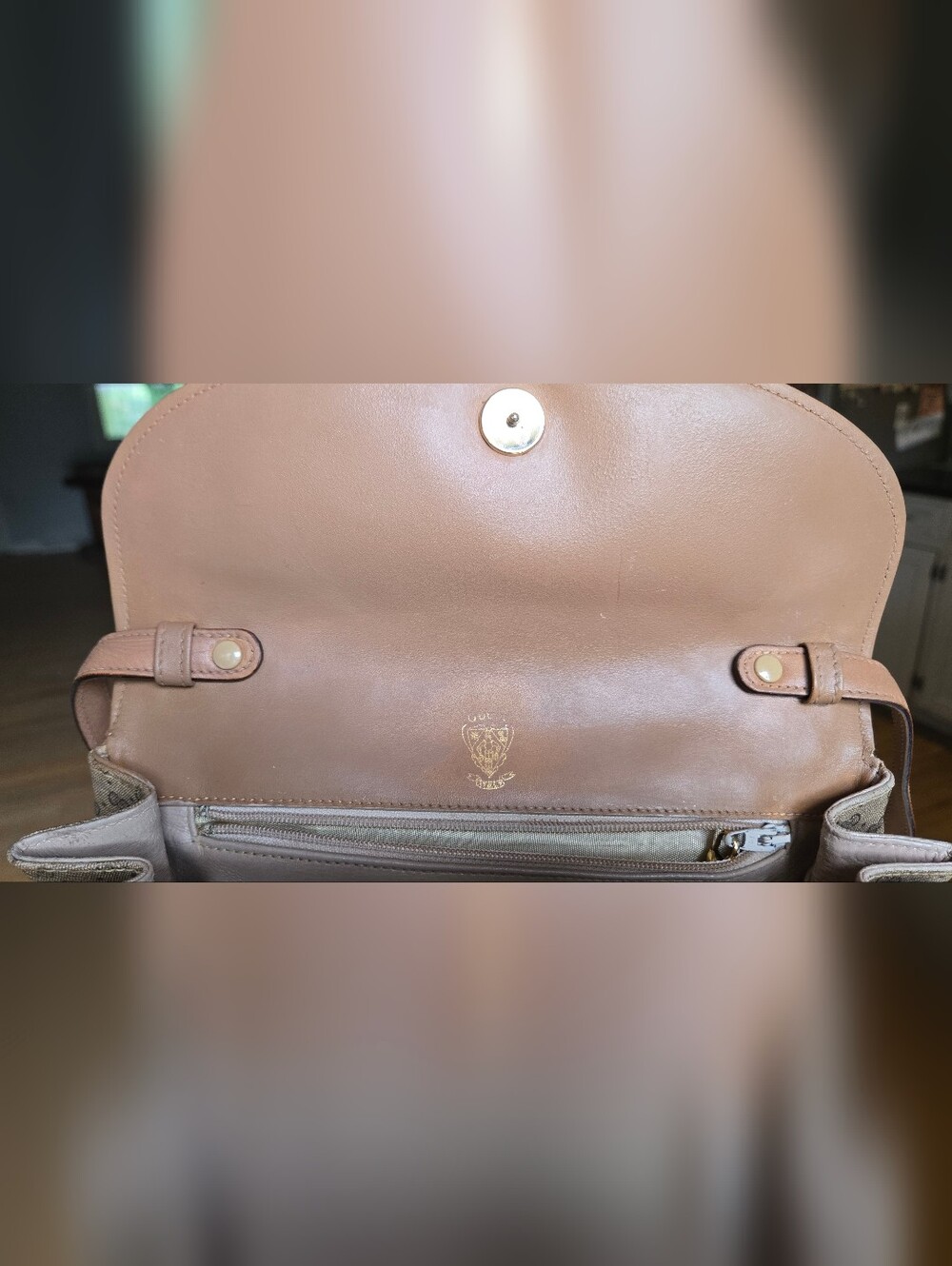 EUC Vintage Gucci Crossbody - Picture 14 of 16